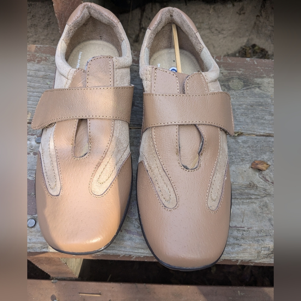 Dr. Scholl's taupe Women's 8.5W leather suede shoe w/velcro